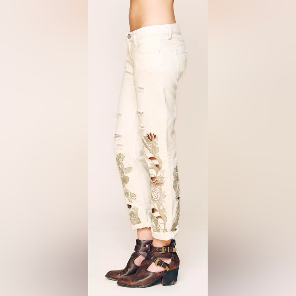 Free People White Floral Distressed Slouchy Jeans Size 31